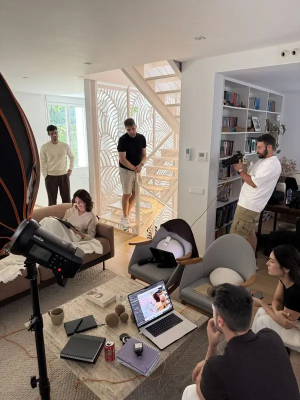Sesión de fotos profesional con equipo de producción
