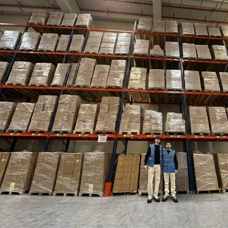 Almacén logístico con estanterías llenas de palés