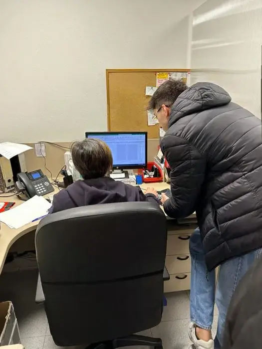 Revisando incidencias en la oficina de un almacén