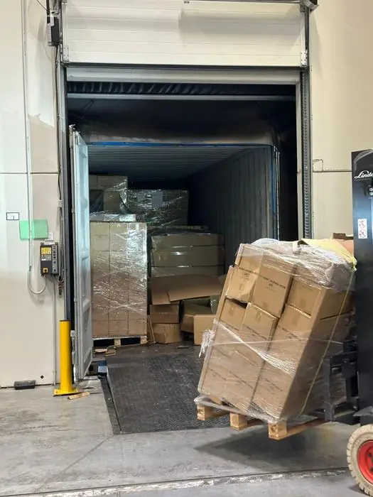 Contenedor con cajas rotas y palés mal cargados